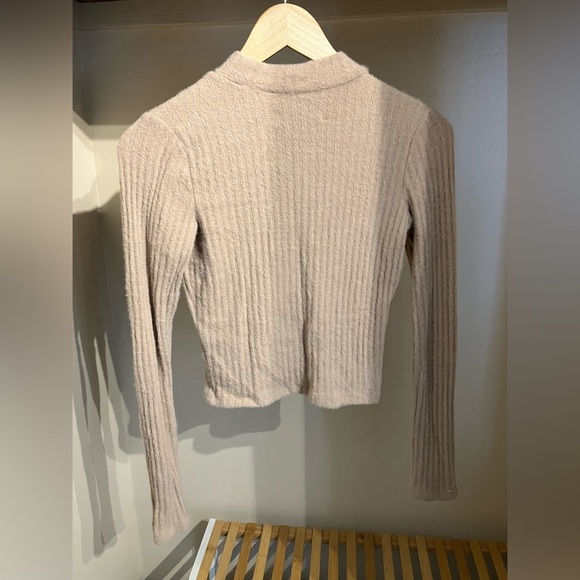 Hollister Turtleneck - Picture 3 of 3